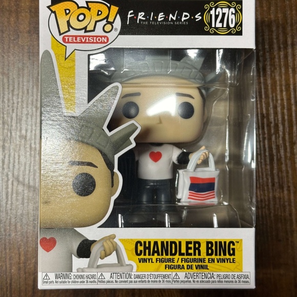 Friends Tourist Chandler Bing #1276 Funko Pop! Vinyl Matthew Perry collectible - Picture 3 of 5